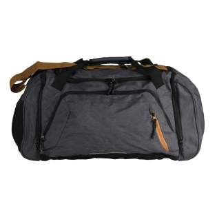 Große geräumige Reisetasche mit einem verstellbaren Schultergurt aus recycelten PET-Flaschen. Die durchdachte Schuhtasche trennt die schmutzigen Schuhe von den anderen Utensilien und eignet sich auch hervorragend als Sporttasche. Ausgestattet mit mehreren Reißverschluss-Taschen war die Organisation von Gepäck noch nie so einfach. Große geräumige Reisetasche mit einem verstellbaren Schultergurt aus recycelten PET-Flaschen. Die durchdachte Schuhtasche trennt die schmutzigen Schuhe von den anderen Utensilien und eignet sich auch hervorragend als Sporttasche. Ausgestattet mit mehreren Reißverschluss-Taschen war die Organisation von Gepäck noch nie so einfach.