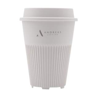 Tasse à café pour emporter réutilisable, avec couvercle de Circular&Co. Fabriqué en PP robuste et 100% recyclable. Ce gobelet empilable n'est pas seulement attrayant, son design met également l'accent sur la fonctionnalité. Les nervures dispersent la chaleur de la boisson et assurent une prise en main confortable. En outre, le gobelet est doté d'une base à séchage rapide. Le couvercle avec ouverture pour boire évite les déversements. Le gobelet s'adapte au porte-boisson standard des voitures, il est donc parfait pour la route, mais il peut également servir de gobelet à la machine à café. L'alternative parfaite au gobelet à café jetable. Ce gobelet dure plus de 500 cycles de lavage et est recyclable jusqu'à 6 fois. Après seulement deux utilisations, les émissions de CO2 du gobelet à emporter sont compensées par rapport à un gobelet à usage unique. Cela signifie que d'énormes quantités de CO2 n'atteignent jamais notre atmosphère. En optant pour un gobelet réutilisable, des milliards de gobelets en moins finiront dans les décharges. Convient uniquement pour le lave-vaisselle dans le panier à vaisselle supérieur. Capacité de 340 ml. Tasse à café pour emporter réutilisable, avec couvercle de Circular&Co. Fabriqué en PP robuste et 100% recyclable. Ce gobelet empilable n'est pas seulement attrayant, son design met également l'accent sur la fonctionnalité. Les nervures dispersent la chaleur de la boisson et assurent une prise en main confortable. En outre, le gobelet est doté d'une base à séchage rapide. Le couvercle avec ouverture pour boire évite les déversements. Le gobelet s'adapte au porte-boisson standard des voitures, il est donc parfait pour la route, mais il peut également servir de gobelet à la machine à café. L'alternative parfaite au gobelet à café jetable. Ce gobelet dure plus de 500 cycles de lavage et est recyclable jusqu'à 6 fois. Après seulement deux utilisations, les émissions de CO2 du gobelet à emporter sont compensées par rapport à un gobelet à usage unique. Cela signifie que d'énormes quantités de CO2 n'atteignent jamais notre atmosphère. En optant pour un gobelet réutilisable, des milliards de gobelets en moins finiront dans les décharges. Convient uniquement pour le lave-vaisselle dans le panier à vaisselle supérieur. Capacité de 340 ml.