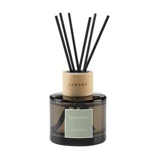 Dit decoratieve, glazen parfumflacon, met houten accent, van het merk Wooosh is gevuld met een heerlijk geurende Green Herbs parfumolie. Door de stokjes in het parfumflacon te plaatsen wordt het parfum geabsorbeerd en verdampt de olie geleidelijk. De lucht vult zich met een kruidig en natuurlijk aroma, dat een gevoel van harmonie, rust en ontspanning oproept en tegelijkertijd een verfrissende werking heeft. Een aangename geur tijdens het uitoefenen van yoga en meditatie, maar ook weldadig in een wellnessruimte, badkamer of woonkamer. De intensiteit van de geur kan worden geregeld door meer of minder stokjes in het flacon te plaatsen. Dit flacon is gevuld met 75 ml parfumolie en wordt geleverd inclusief 6 mini-stokjes en een gebruiksaanwijzing. Per stuk in een luxe Wooosh geschenkverpakking. Dit decoratieve, glazen parfumflacon, met houten accent, van het merk Wooosh is gevuld met een heerlijk geurende Green Herbs parfumolie. Door de stokjes in het parfumflacon te plaatsen wordt het parfum geabsorbeerd en verdampt de olie geleidelijk. De lucht vult zich met een kruidig en natuurlijk aroma, dat een gevoel van harmonie, rust en ontspanning oproept en tegelijkertijd een verfrissende werking heeft. Een aangename geur tijdens het uitoefenen van yoga en meditatie, maar ook weldadig in een wellnessruimte, badkamer of woonkamer. De intensiteit van de geur kan worden geregeld door meer of minder stokjes in het flacon te plaatsen. Dit flacon is gevuld met 75 ml parfumolie en wordt geleverd inclusief 6 mini-stokjes en een gebruiksaanwijzing. Per stuk in een luxe Wooosh geschenkverpakking.
