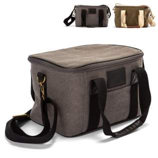 Sac isotherme en toile de chasse Orrefors. Un sac isotherme compact, solide et pratique qui peut, par exemple, contenir deux boîtes à lunch et une bouteille d'eau ou une thermos. Extérieur en toile durable, poignées robustes, la bandoulière se détach... Sac isotherme en toile de chasse Orrefors. Un sac isotherme compact, solide et pratique qui peut, par exemple, contenir deux boîtes à lunch et une bouteille d'eau ou une thermos. Extérieur en toile durable, poignées robustes, la bandoulière se détach...