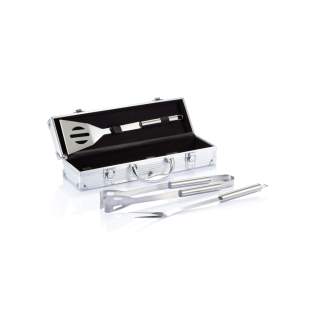 3-delige roestvrijstalen set in aluminium koffer inclusief spatel, tang en vork. 3-delige roestvrijstalen set in aluminium koffer inclusief spatel, tang en vork.