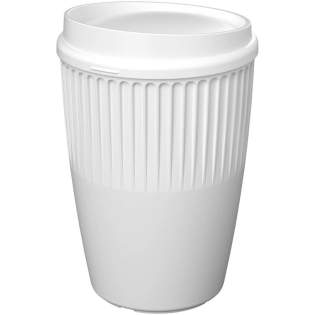 Der Cirrus ist ein stilvoller, einwandiger 350 ml Becher mit Isolierrillen für eine sichere und komfortable Handhabung. Er hat einen eleganten, Clip-on Deckel mit einem dezenten Relief, welches eine taktile Methode zum Auffinden des Trinkauslaufs bietet. Sowohl der Deckel als auch der Becher sind aus vollständig recycelbarem Kunststoff hergestellt. So genießen Sie Ihre Lieblingsheißgetränke mit Komfort und Stil. Der Cirrus ist ein stilvoller, einwandiger 350 ml Becher mit Isolierrillen für eine sichere und komfortable Handhabung. Er hat einen eleganten, Clip-on Deckel mit einem dezenten Relief, welches eine taktile Methode zum Auffinden des Trinkauslaufs bietet. Sowohl der Deckel als auch der Becher sind aus vollständig recycelbarem Kunststoff hergestellt. So genießen Sie Ihre Lieblingsheißgetränke mit Komfort und Stil.