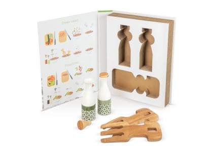 This book-style packaging contains a ceramic oil & vinegar set and salad claws. These claws are suited for salad tossing and serving. The oil & vinegar decanters complete the set to ensure you have everything at hand for the perfect salad bowl. Two recipes are printed on the inside cover of the book-box.