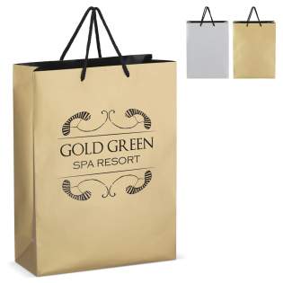 Elegante Geschenktasche aus FSC-zertifiziertem Papier mit 5 mm dicken Kordeln aus recyceltem Polyester. Sie ist für ein Gewicht von bis zu 5 kg ausgelegt und hat ein luxuriöses Aussehen mit schwarzen Griffen und einer schwarzen Innenseite. Perfekt zu... Elegante Geschenktasche aus FSC-zertifiziertem Papier mit 5 mm dicken Kordeln aus recyceltem Polyester. Sie ist für ein Gewicht von bis zu 5 kg ausgelegt und hat ein luxuriöses Aussehen mit schwarzen Griffen und einer schwarzen Innenseite. Perfekt zu...