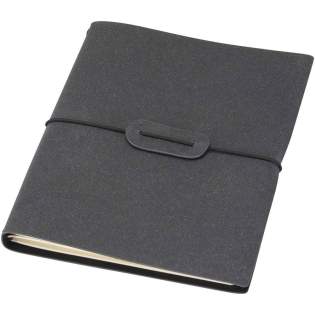 Le carnet rechargeable A5 Slyk est doté d’une couverture en plastique recyclé avec une fermeture à bande élastique qui maintient en toute sécurité deux cahiers internes : un pointillé et un ligné. Chaque cahier comprend 32 feuilles de couleur crème fabriquées à partir d’un papier de 70 g/m², avec des coins arrondis et des coutures visibles au dos pour un aspect artisanal. Les couvertures des cahiers sont en carton. Les recharges des cahiers sont disponibles séparément dans une variété de mises en page, y compris avec pointillés, agenda et lignes.

