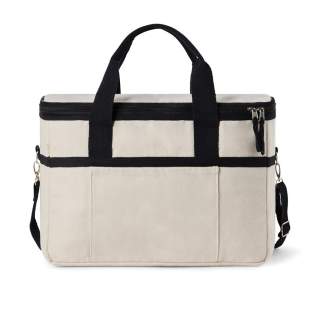 Découvrez notre panier réfrigérant spacieux, conçu pour garder vos produits préférés au frais pendant de longues périodes. Il est doté d'une bandoulière réglable et de poignées robustes pour un transport polyvalent. Fabriqué en toile recyclée de 500 g/m². La toile n'est ni teintée ni blanchie, ce qui élimine l'impact des produits chimiques sur l'environnement. Fabriqué à partir de matériaux 100 % recyclés, ce sac renforce notre engagement en faveur d'un approvisionnement responsable. Il est également doté de la technologie de traçage AWARE™, qui valide l'utilisation authentique de matériaux recyclés. 2 % des recettes de chaque produit vendu seront reversés à Water.org. Découvrez notre panier réfrigérant spacieux, conçu pour garder vos produits préférés au frais pendant de longues périodes. Il est doté d'une bandoulière réglable et de poignées robustes pour un transport polyvalent. Fabriqué en toile recyclée de 500 g/m². La toile n'est ni teintée ni blanchie, ce qui élimine l'impact des produits chimiques sur l'environnement. Fabriqué à partir de matériaux 100 % recyclés, ce sac renforce notre engagement en faveur d'un approvisionnement responsable. Il est également doté de la technologie de traçage AWARE™, qui valide l'utilisation authentique de matériaux recyclés. 2 % des recettes de chaque produit vendu seront reversés à Water.org.