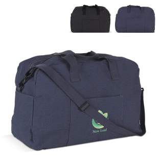 Sturdy travel bag in strong recycled canvas. The structure and washed effect of the material give the bag a durable look. The bag is completely lined and comes with an adjustable cotton shoulder strap and a reinforced base. Sturdy travel bag in strong recycled canvas. The structure and washed effect of the material give the bag a durable look. The bag is completely lined and comes with an adjustable cotton shoulder strap and a reinforced base.