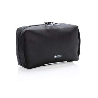 Pochette avec une organisation parfaite et un accès facile pour ranger des câbles, des accessoires de tous les jours ou des éléments essentiels pour le voyage. Les poches de style origami créent une efficacité d’espace énorme, vous permettant d'emballer plus dans un espace plus petit tout en gardant vos articles bien organisés et faciles à trouver. Des boucles élastiques pour accessoires permettent de garder des objets comme les stylos toujours à portée de main. Des poignées extérieures et une ouverture de type clapet rendent cette pochette facile d'accès. La poche extérieure zippée est dotée d'un passe-câble pour faciliter le chargement des appareils. Sans PVC. Chaque pochette a réutilisé 8,5 bouteilles PET. 2 % du produit de la vente de chaque produit Aware™ sera reversé à Water.org.<br /><br />PVC free: true Pochette avec une organisation parfaite et un accès facile pour ranger des câbles, des accessoires de tous les jours ou des éléments essentiels pour le voyage. Les poches de style origami créent une efficacité d’espace énorme, vous permettant d'emballer plus dans un espace plus petit tout en gardant vos articles bien organisés et faciles à trouver. Des boucles élastiques pour accessoires permettent de garder des objets comme les stylos toujours à portée de main. Des poignées extérieures et une ouverture de type clapet rendent cette pochette facile d'accès. La poche extérieure zippée est dotée d'un passe-câble pour faciliter le chargement des appareils. Sans PVC. Chaque pochette a réutilisé 8,5 bouteilles PET. 2 % du produit de la vente de chaque produit Aware™ sera reversé à Water.org.<br /><br />PVC free: true