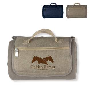 Bequeme Picknick-Decke aus weichem Fleece-Stoff mit einer wasserabweisenden Rückseite. Die Tasche hat ein Fach mit Reißverschluss wo kleine Gegenstände verstaut werden können und der angebrachte Griff erleichtert das Tragen. Bequeme Picknick-Decke aus weichem Fleece-Stoff mit einer wasserabweisenden Rückseite. Die Tasche hat ein Fach mit Reißverschluss wo kleine Gegenstände verstaut werden können und der angebrachte Griff erleichtert das Tragen.