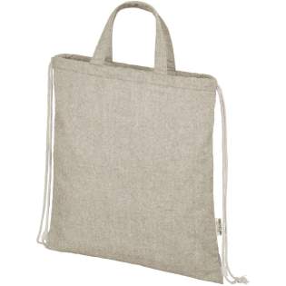 Sac à dos avec cordon de serrage en mélange coton polyester recyclé de 150 g/m². Grand compartiment principal avec fermeture à cordon de serrage en coton de couleur naturelle. Le coton recyclé est fabriqué à partir de déchets de pré-consommation générés par les usines textiles pendant le processus de coupe. Des couleurs similaires sont mélangées entre elles, ce qui signifie qu'aucune teinture supplémentaire n'est nécessaire. En raison de la nature du coton recyclé, il peut y avoir une très légère variation de couleur. Cette caractéristique contribue incontestablement à une apparence plus authentique. Chaque sac à dos est également accompagné d'un traceur Aware™. Cette fonction innovante permet aux utilisateurs de retracer l'origine et le parcours de leur article au moyen d'un code QR, ce qui accroît la transparence de la chaîne d'approvisionnement et favorise un lien plus étroit entre le produit et son processus de production. Capacité de charge maximale de 5 kg. Longueur de la poignée : 14 cm. Sac à dos avec cordon de serrage en mélange coton polyester recyclé de 150 g/m². Grand compartiment principal avec fermeture à cordon de serrage en coton de couleur naturelle. Le coton recyclé est fabriqué à partir de déchets de pré-consommation générés par les usines textiles pendant le processus de coupe. Des couleurs similaires sont mélangées entre elles, ce qui signifie qu'aucune teinture supplémentaire n'est nécessaire. En raison de la nature du coton recyclé, il peut y avoir une très légère variation de couleur. Cette caractéristique contribue incontestablement à une apparence plus authentique. Chaque sac à dos est également accompagné d'un traceur Aware™. Cette fonction innovante permet aux utilisateurs de retracer l'origine et le parcours de leur article au moyen d'un code QR, ce qui accroît la transparence de la chaîne d'approvisionnement et favorise un lien plus étroit entre le produit et son processus de production. Capacité de charge maximale de 5 kg. Longueur de la poignée : 14 cm.