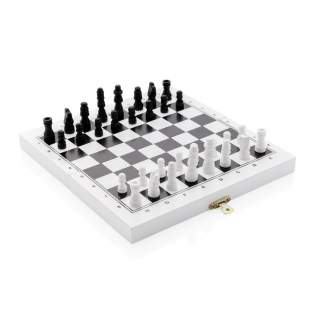 Waarom één spel kopen als je er drie kunt spelen! Deze 3-in-1 set klassieke bordspellen bevat schaken, dammen en backgammon. De dubbelzijdige multi-bordspelset biedt eindeloze uren plezier en logisch nadenken en is de perfecte activiteit op zondagmiddag. De doos bevat 2 dobbelstenen, 30 backgammon-stukken en een compleet schaakspel. Gemaakt van FSC®-gecertificeerd hout. Wordt geleverd in FSC®-gecertificeerde kraft geschenkverpakking.