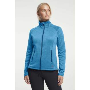 Deze middenlaag met ritssluiting voor dames is gemaakt van sneldrogend, rekbaar en flexibel PowerComfort™-materiaal om je warm te houden onder een shelljack. De middenlaag is voorzien van een kraag die de kou weghoudt van je nek. De rits is voorzien van een kinbescherming die voorkomt dat hij vast komt te zitten als hij helemaal omhoog wordt getrokken. Ook heeft de tussenlaag twee zakken aan de voorzijde, beide voorzien van ritssluiting, waar spullen in opgeborgen kunnen worden zonder dat ze eruit vallen, zodat je je spullen gemakkelijk mee kunt nemen. Hij kan niet alleen als tussenlaag worden gebruikt, maar is ook perfect solo op koude lentedagen of late zomeravonden.