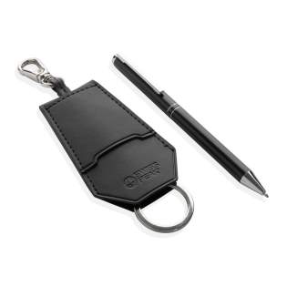 Mit dem Swiss Peak Tula RCS-zertifizierten Schlüssel-Organizer und dem Stift aus recyceltem Aluminium, der in einer luxuriösen Geschenkbox präsentiert wird, werten Sie Ihre Alltagsutensilien auf. Der mit Präzision gefertigte Schlüssel-Organizer sorgt für eine schlanke Organisation, während der Stift aus recyceltem Aluminium kreative Ideen zu Papier bringt - ein ideales Geschenk. Hergestellt aus RCS-zertifiziert (Recycled Claim Standard) recycelten Materialien. Die RCS-Zertifizierung gewährleistet eine vollständig zertifizierte Lieferkette der recycelten Materialien. Dieses Produkt enthält 11% RCS-zertifiziertes, recyceltes PU und 8% RCS-zertifiziertes, recyceltes Aluminium. Mit dem Swiss Peak Tula RCS-zertifizierten Schlüssel-Organizer und dem Stift aus recyceltem Aluminium, der in einer luxuriösen Geschenkbox präsentiert wird, werten Sie Ihre Alltagsutensilien auf. Der mit Präzision gefertigte Schlüssel-Organizer sorgt für eine schlanke Organisation, während der Stift aus recyceltem Aluminium kreative Ideen zu Papier bringt - ein ideales Geschenk. Hergestellt aus RCS-zertifiziert (Recycled Claim Standard) recycelten Materialien. Die RCS-Zertifizierung gewährleistet eine vollständig zertifizierte Lieferkette der recycelten Materialien. Dieses Produkt enthält 11% RCS-zertifiziertes, recyceltes PU und 8% RCS-zertifiziertes, recyceltes Aluminium.