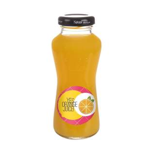 200 ml Orangensaft in einer Glasflasche mit schwarzer Kappe. 200 ml Orangensaft in einer Glasflasche mit schwarzer Kappe.