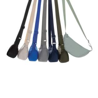 Entdecken Sie den perfekten Begleiter für Ihre täglichen Ausflüge: diese vielseitige Tasche im Unisex-Stil wurde aus recyceltem Aware™-Polyester hergestellt. Sie ist so konzipiert, dass sie sich eng an Ihren Körper anschmiegt, so bietet sie Komfort u... Entdecken Sie den perfekten Begleiter für Ihre täglichen Ausflüge: diese vielseitige Tasche im Unisex-Stil wurde aus recyceltem Aware™-Polyester hergestellt. Sie ist so konzipiert, dass sie sich eng an Ihren Körper anschmiegt, so bietet sie Komfort u...