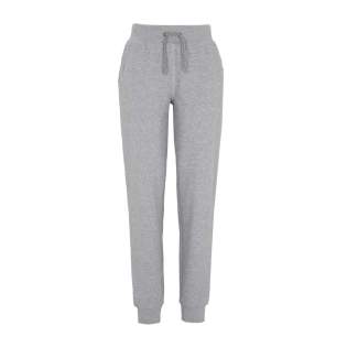 Goed gemaakte broek voor dames met een zwaardere uitstraling, gemaakt van French Terry (gelust aan de binnenkant). Voorzakken met 2x2 ribboord. Elastische tailleband met 2x2 ribboord en trekkoord. Alles in dezelfde kleurtint. Details in metallic kleur. Manchetten aan de onderkant van de broekspijpen. Decoratieve naden in overlock-stijl. Goed gemaakte broek voor dames met een zwaardere uitstraling, gemaakt van French Terry (gelust aan de binnenkant). Voorzakken met 2x2 ribboord. Elastische tailleband met 2x2 ribboord en trekkoord. Alles in dezelfde kleurtint. Details in metallic kleur. Manchetten aan de onderkant van de broekspijpen. Decoratieve naden in overlock-stijl.