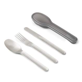 Ensemble compact de couteaux, fourchettes et cuillères en acier inoxydable, agréable à utiliser et qui se range dans l'étui pour faciliter le transport. Fini les fourchettes en plastique fragiles et inutilisables ou les couverts de cantine mal lavés. Passe au lave-vaisselle. Ensemble compact de couteaux, fourchettes et cuillères en acier inoxydable, agréable à utiliser et qui se range dans l'étui pour faciliter le transport. Fini les fourchettes en plastique fragiles et inutilisables ou les couverts de cantine mal lavés. Passe au lave-vaisselle.
