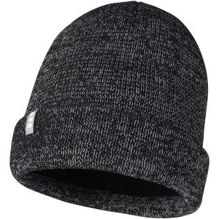 Die Rigi Mütze hat zusätzliche reflektierende Details, die nicht nur Ihrem Look einen modernen und dynamischen Touch verleihen, sondern auch dafür sorgen, dass Sie bei schlechten Lichtverhältnissen sichtbar und sicher bleiben. Die Mütze ist aus Polyester und Acryl mit einer Dichte von 9 Gauge gefertigt und bietet Strapazierfähigkeit und ein weiches, kuscheliges Gefühl. 