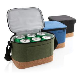 Houd uw eten en drinken koel totdat u klaar bent om ze te gebruiken in deze prachtige tweekleurige koeltas met kurkdetail. Deze koeltas is geschikt voor maximaal 6 blikjes. Inclusief schouderriem voor veelzijdige draagmogelijkheden. Houd uw eten en drinken koel totdat u klaar bent om ze te gebruiken in deze prachtige tweekleurige koeltas met kurkdetail. Deze koeltas is geschikt voor maximaal 6 blikjes. Inclusief schouderriem voor veelzijdige draagmogelijkheden.
