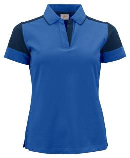 Bicolor polo piqué met korter knopenpad en contrasterende tipping aan de kraag zonder knopen. Contrasterend lint in de nek en aan de zijsplitjes. Uitscheurbaar neklabel en afzonderlijk geweven maatlabel. Aan de binnenzijde van de linkerzijnaad werd een zakje voorzien voor het innaaien van een waschip.  Oeko-Tex 100 gecertificeerd.
