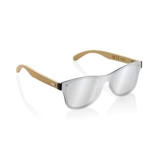 Lunettes de soleil fabriquées avec une monture en plastique recyclé RCS et du bambou FSC®. Avec des verres miroirs pour un look tendance. Contenu recyclé total : 23 % sur la base du poids total de l'article. La certification RCS garantit une chaîne d'approvisionnement entièrement certifiée pour les matériaux recyclés. Les verres sont conformes à la norme EN ISO 12312-1, UV 400 et CAT 3. Emballées dans une boîte Kraft FSC®.<br /><br />PVC free: true Lunettes de soleil fabriquées avec une monture en plastique recyclé RCS et du bambou FSC®. Avec des verres miroirs pour un look tendance. Contenu recyclé total : 23 % sur la base du poids total de l'article. La certification RCS garantit une chaîne d'approvisionnement entièrement certifiée pour les matériaux recyclés. Les verres sont conformes à la norme EN ISO 12312-1, UV 400 et CAT 3. Emballées dans une boîte Kraft FSC®.<br /><br />PVC free: true