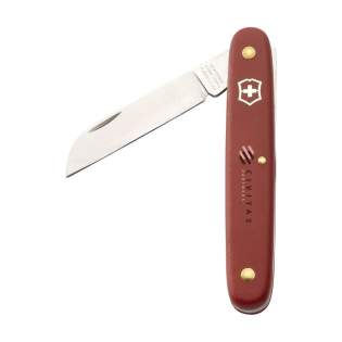 Couteau de poche pour fleurs de la marque Victorinox. La lame tranchante est en acier 100 % recyclé et le manche riveté en nylon rouge. Conçu spécialement pour couper les fleurs, directement dans le champ ou pour tailler les tiges en biais. Comprend un mode d'emploi et une garantie à vie contre les défauts de matériaux et de fabrication. Victorinox est le symbole mondial de qualité, fiabilité, fonctionnalité et perfection. Attention, la législation en vigueur s'applique concernant la possession et / ou le transport de couteaux ou d'outils multifonctions en public. Couteau de poche pour fleurs de la marque Victorinox. La lame tranchante est en acier 100 % recyclé et le manche riveté en nylon rouge. Conçu spécialement pour couper les fleurs, directement dans le champ ou pour tailler les tiges en biais. Comprend un mode d'emploi et une garantie à vie contre les défauts de matériaux et de fabrication. Victorinox est le symbole mondial de qualité, fiabilité, fonctionnalité et perfection. Attention, la législation en vigueur s'applique concernant la possession et / ou le transport de couteaux ou d'outils multifonctions en public.