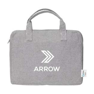 Sac pour ordinateur portable et spacieux de la marque néerlandaise Wolkat. Chez Wolkat, l'ensemble du processus est maîtrisé, depuis la collecte, le tri, le recyclage, la filature et le tissage - toutes ses opérations se font au même endroit. À aucun moment pendant le processus de recyclage des textiles, de l'eau, de la peinture ou des produits chimique ne sont utilisés. Wolkat déchiquette ces textiles et les transforme en fibres pures, qui sont ensuite envoyées à sa propre filature basée au Maroc. Dans cette filature, les fils sont filés en différentes épaisseurs et qualités. Ceux-ci sont alors utilisés pour fabriquer des produits tels que ce sac pour ordinateur portable, composé de 52% de textiles de consommation recyclés et de 48% de PET recyclé. Convient pour transporter un ordinateur portable de 15,6 pouces. Avec une fermeture éclair, deux poignées renforcées et une base renforcée. Soigneusement fini avec une doublure intérieure et une poche zippée supplémentaire à l'intérieur. Sac pour ordinateur portable et spacieux de la marque néerlandaise Wolkat. Chez Wolkat, l'ensemble du processus est maîtrisé, depuis la collecte, le tri, le recyclage, la filature et le tissage - toutes ses opérations se font au même endroit. À aucun moment pendant le processus de recyclage des textiles, de l'eau, de la peinture ou des produits chimique ne sont utilisés. Wolkat déchiquette ces textiles et les transforme en fibres pures, qui sont ensuite envoyées à sa propre filature basée au Maroc. Dans cette filature, les fils sont filés en différentes épaisseurs et qualités. Ceux-ci sont alors utilisés pour fabriquer des produits tels que ce sac pour ordinateur portable, composé de 52% de textiles de consommation recyclés et de 48% de PET recyclé. Convient pour transporter un ordinateur portable de 15,6 pouces. Avec une fermeture éclair, deux poignées renforcées et une base renforcée. Soigneusement fini avec une doublure intérieure et une poche zippée supplémentaire à l'intérieur.