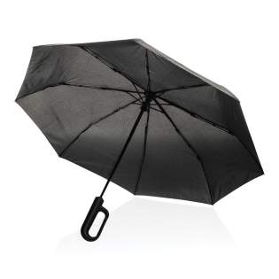 Parapluie conçu pour vous garder au sec pendant vos déplacements. Facile à transporter, ce parapluie est doté d'une poignée confortable à ouverture automatique et d'un système coupe-vent qui maintient le parapluie stable même en cas de vent fort. Le design unique avec une poignée mousqueton vous permet d'accrocher le parapluie Yara à votre sac à dos. Armature en métal, baleines en fibre de verre avec poignée en ABS. Avec traceur AWARE™ qui valide l'utilisation authentique de matériaux recyclés. 2% des recettes de chaque produit Aware™ vendu seront reversés à Water.org. Modèle déposé.<br /><br />UmbrellaMechanism: Ouvrir/Fermer automatiquement<br />IsStormproof: true Parapluie conçu pour vous garder au sec pendant vos déplacements. Facile à transporter, ce parapluie est doté d'une poignée confortable à ouverture automatique et d'un système coupe-vent qui maintient le parapluie stable même en cas de vent fort. Le design unique avec une poignée mousqueton vous permet d'accrocher le parapluie Yara à votre sac à dos. Armature en métal, baleines en fibre de verre avec poignée en ABS. Avec traceur AWARE™ qui valide l'utilisation authentique de matériaux recyclés. 2% des recettes de chaque produit Aware™ vendu seront reversés à Water.org. Modèle déposé.<br /><br />UmbrellaMechanism: Ouvrir/Fermer automatiquement<br />IsStormproof: true