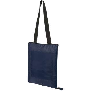 Fabriquée à 100 % en polyester recyclé certifié GRS, la nappe Clary est une nappe de pique-nique confortable et imperméable. La conception pliable avec une bandoulière permet un transport facile et le rembourrage doux ajoute une couche supplémentaire de confort. Disponible en plusieurs couleurs, Clary est un choix pratique et plus durable pour vos sorties en plein air. Taille de la couverture : 123 x 144 cm. Fabriquée à 100 % en polyester recyclé certifié GRS, la nappe Clary est une nappe de pique-nique confortable et imperméable. La conception pliable avec une bandoulière permet un transport facile et le rembourrage doux ajoute une couche supplémentaire de confort. Disponible en plusieurs couleurs, Clary est un choix pratique et plus durable pour vos sorties en plein air. Taille de la couverture : 123 x 144 cm.