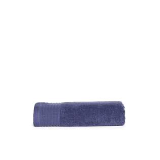 Dieses Handtuch mit einer Größe von 50 x 100 cm eignet sich ideal zum Trocknen Ihres Körpers im Badezimmer und ist auch gut genug, um ins Fitnessstudio zu gehen. Die Weichheit macht das Handtuch sehr benutzerfreundlich und aufgrund der gekämmten Baumwolle trocknet das Handtuch schnell. Trocknen war noch nie so gut!<br />Dieser Artikel der Marke The One Towelling® ist von den wunderschönen Farben Kubas inspiriert. Wählen Sie jetzt aus 28 Farben!
