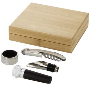 4-teiliges Weinset bestehend aus einem Kellnermesser, einem Stopfen, einem Ausgießer und einem Ring. Geliefert in einer Bambus-Geschenkbox, die nach nachhaltigen Standards bezogen und produziert wird. 4-teiliges Weinset bestehend aus einem Kellnermesser, einem Stopfen, einem Ausgießer und einem Ring. Geliefert in einer Bambus-Geschenkbox, die nach nachhaltigen Standards bezogen und produziert wird.