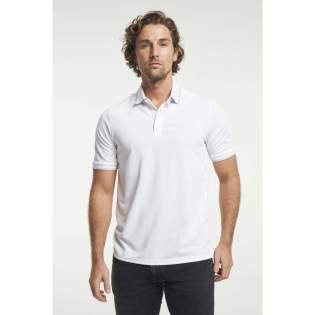 Een functioneel poloshirt is onmisbaar bij racketsporten en werkt even goed bij buitenactiviteiten als andere sporten. Het is gemaakt van 100% gerecycled polyester en is sneldrogend, perfect voor als je je in het zweet werkt of op warme dagen. Het heeft een kraag met drie knopen en een discreet Tenson-logo op de arm. Het heeft een normale pasvorm en is verkrijgbaar in alle maten van S tot en met 4XL.
