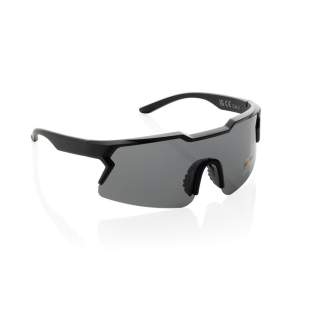 Lunettes de soleil polarisantes au design sportif, fabriquées avec une monture en plastique recyclé certifiée RCS. Contenu recyclé total : 50 % sur la base du poids total de l'article. La certification RCS garantit une chaîne d'approvisionnement entièrement certifiée pour les matériaux recyclés. Les verres sont polarisés, ce qui élimine les reflets de la lumière du soleil et les rend idéals pour le sport et les activités de plein air. Conformes à la norme EN ISO 12312-1, UV 400 et CAT 3. Emballées dans un emballage cadeau FSC®.<br /><br />PVC free: true Lunettes de soleil polarisantes au design sportif, fabriquées avec une monture en plastique recyclé certifiée RCS. Contenu recyclé total : 50 % sur la base du poids total de l'article. La certification RCS garantit une chaîne d'approvisionnement entièrement certifiée pour les matériaux recyclés. Les verres sont polarisés, ce qui élimine les reflets de la lumière du soleil et les rend idéals pour le sport et les activités de plein air. Conformes à la norme EN ISO 12312-1, UV 400 et CAT 3. Emballées dans un emballage cadeau FSC®.<br /><br />PVC free: true