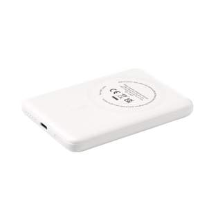 Magnetische, kabellose 15W Powerbank aus recyceltem ABS. Mit eingebautem Polymer-Li-Ionen-Akku (5000 mAh). Befestigen Sie das Ladegerät an der Rückseite Ihres Mobiltelefons, um Ihr Gerät aufzuladen. Kompatibel mit allen mobilen Geräten, die das kabellose Aufladen per QI unterstützen. Leistung: 15W. Bei anderen Handys kann es als normales Ladegerät verwendet werden. USB-C Eingang: 5V⎓3A, 9V⎓2.22A. USB-C Ausgang: 5V⎓3.0A 9V⎓ 2.22A 12V⎓1.67A. Inklusive USB-C/USB-C-Ladekabel aus recyceltem TPE und Gebrauchsanweisung. RCS-zertifiziert. Gesamtes recyceltes Material: 21%. Pro Stück in einer Verpackung. Magnetische, kabellose 15W Powerbank aus recyceltem ABS. Mit eingebautem Polymer-Li-Ionen-Akku (5000 mAh). Befestigen Sie das Ladegerät an der Rückseite Ihres Mobiltelefons, um Ihr Gerät aufzuladen. Kompatibel mit allen mobilen Geräten, die das kabellose Aufladen per QI unterstützen. Leistung: 15W. Bei anderen Handys kann es als normales Ladegerät verwendet werden. USB-C Eingang: 5V⎓3A, 9V⎓2.22A. USB-C Ausgang: 5V⎓3.0A 9V⎓ 2.22A 12V⎓1.67A. Inklusive USB-C/USB-C-Ladekabel aus recyceltem TPE und Gebrauchsanweisung. RCS-zertifiziert. Gesamtes recyceltes Material: 21%. Pro Stück in einer Verpackung.