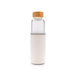 Deze glazen fles met PU-sleeve is een ideale oplossing voor diegenen die een plasticvrije drinkervaring verkiezen. Het is gemaakt van glas en heeft een lekvrij bamboedeksel. Een ontwerp met brede mond zorgt voor een gemakkelijke vloeistofinname en een antislip PU-sleeve om de glazen fles te beschermen terwijl het een modieuze touch toevoegt. Capaciteit 550 ml.