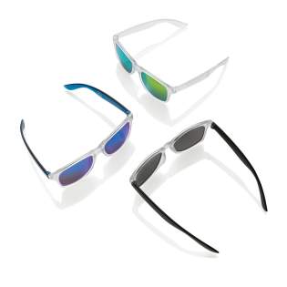 Lunettes de soleil fabriquées avec une monture en PC transparent recyclé certifié RCS. Avec verres miroirs colorés. Contenu recyclé total : 72 % sur la base du poids total de l'article. La certification RCS garantit une chaîne d'approvisionnement ent... Lunettes de soleil fabriquées avec une monture en PC transparent recyclé certifié RCS. Avec verres miroirs colorés. Contenu recyclé total : 72 % sur la base du poids total de l'article. La certification RCS garantit une chaîne d'approvisionnement ent...