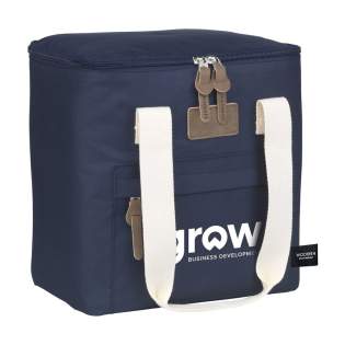 Deze stijlvolle royale koeltas van het merk Wooosh is gemaakt van stevig RPET 600D polyester. Met een handig ritsvak aan de voorzijde voor het opbergen van een telefoon, identiteitsbewijs of portefeuille. De aantrekkelijke accenten, zoals de luxe ritstrekkers en de zachte, geweven draagriemen, vallen direct op. Dankzij de isolerende laag blijven drankjes en etenswaren prima op temperatuur. Ideaal voor een ontspannen picknick, een dagje strand of voor onderweg. GRS-gecertificeerd. Totaal gerecycled materiaal: 30%. Inhoud ca. 9 liter. Deze stijlvolle royale koeltas van het merk Wooosh is gemaakt van stevig RPET 600D polyester. Met een handig ritsvak aan de voorzijde voor het opbergen van een telefoon, identiteitsbewijs of portefeuille. De aantrekkelijke accenten, zoals de luxe ritstrekkers en de zachte, geweven draagriemen, vallen direct op. Dankzij de isolerende laag blijven drankjes en etenswaren prima op temperatuur. Ideaal voor een ontspannen picknick, een dagje strand of voor onderweg. GRS-gecertificeerd. Totaal gerecycled materiaal: 30%. Inhoud ca. 9 liter.