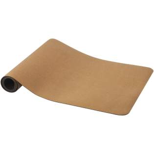 Tapis de yoga en liège offrant une stabilité et empêchant le glissement, facilitant le maintien des poses de yoga en toute confiance. Le liège est un matériau naturel dérivé de l'écorce des chênes-lièges. Il est souvent utilisé dans divers produits en raison de ses propriétés uniques, telles que sa légèreté, sa durabilité et sa surface antidérapante. Il a une texture naturelle qui offre une excellente prise, même lorsque le tapis devient légèrement humide à cause de la sueur pendant la pratique du yoga. Dimensions : 183 x 60 x 0,3 cm. La sangle est en polyester et le manchon est en papier Kraft recyclé. 