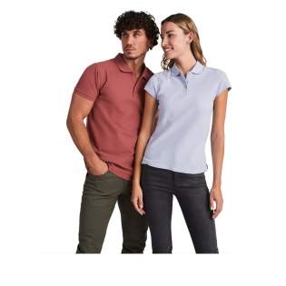 Short-sleeve polo shirt for men. Reinforced covered seams in interior collar. 1x1 ribbed cuffs and collar. Side seams. 3-button placket and side slits. Optional pocket. Removable label. The model is 185 cm and is wearing size L.