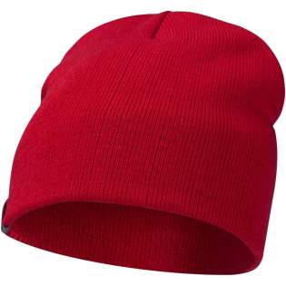 Le bonnet Izu allie chaleur et simplicité pour un confort quotidien. Fabriqué à 100 % en acrylique avec un design en tricot côtelé 1x1, il est léger mais isolant, idéal pour les temps plus frais. Sa conception polyvalente permet de le porter tous les jours, que ce soit pour les trajets quotidiens, les activités de plein air ou simplement pour se réchauffer avec style.