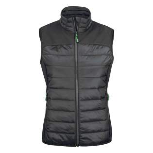 Bodywarmer uitvoering van de Expedition jas. Lichte jas in twee materialen: juk en zijpanelen in softshell en body (voor-en achterzijde) en mouwen in een ander lichtgewateerd materiaal. Trekkoord onderaan de zoom. Tweekleurige ritssluiting en zipper pullers in contrasterende kleur. Deze kunnen indien gewenst vervangen worden door één van de andere beschikbare kleuren. De wattering is geproduceerd volgens het Blue Sign systeem dat een minimum inpact op mens en omgeving doorheen het ganse productieproces garandeert. Bodywarmer uitvoering van de Expedition jas. Lichte jas in twee materialen: juk en zijpanelen in softshell en body (voor-en achterzijde) en mouwen in een ander lichtgewateerd materiaal. Trekkoord onderaan de zoom. Tweekleurige ritssluiting en zipper pullers in contrasterende kleur. Deze kunnen indien gewenst vervangen worden door één van de andere beschikbare kleuren. De wattering is geproduceerd volgens het Blue Sign systeem dat een minimum inpact op mens en omgeving doorheen het ganse productieproces garandeert.