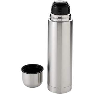 Doppelwandige Isolierflasche mit Becher im Deckel. Ausgießer mit Einhand-Druckknopf, der sich automatisch schließt, wenn der Deckel auf die Flasche geschraubt wird. Volumen 750 ml. Doppelwandige Isolierflasche mit Becher im Deckel. Ausgießer mit Einhand-Druckknopf, der sich automatisch schließt, wenn der Deckel auf die Flasche geschraubt wird. Volumen 750 ml.