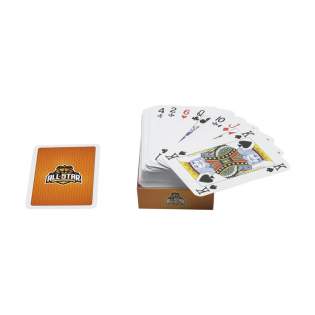 Speelkaarten van stevig 300 grams karton. De stok bestaat uit 52 speelkaarten en 2 jokers. Verpakt in een kartonnen doosje  en cellofaan. Inclusief je eigen full colour ontwerp op de achterzijde van de kaarten en op het doosje. Zo creëer je een uniek, gepersonaliseerd kaartspel waarmee je gezien wordt tijdens elk potje kaarten.
