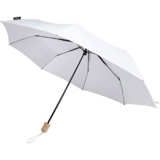 Der manuelle Regenschirm Dane ist ein zuverlässiger und stilvoller Begleiter für den Alltag. Das Schirmdach aus 190T recyceltem PET-Gewebe schützt zuverlässig vor Regen. Der stabile 3-teilige Eisenschaft und die Eisenstreben mit schwarzer Beschichtung sorgen für Langlebigkeit. Der klassische Holzgriff liegt angenehm in der Hand und verleiht dem Schirm zeitlose Eleganz. Im Lieferumfang sind eine passende Tasche und ein Handgelenkband enthalten, sodass Sie ihn bequem transportieren können. Mit einem Radius von 21 Zoll bietet der Schirm eine ideale Balance zwischen kompakter Größe und wirksamem Schutz – perfekt für Reisen oder den täglichen Weg zur Arbeit.
