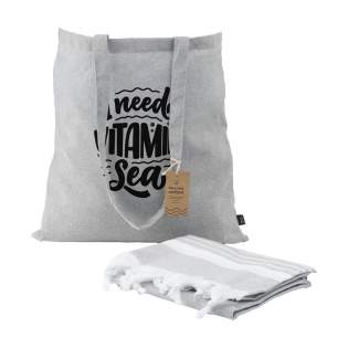 Feiern Sie den Sommer mit diesem auffallend schönen Set: • weiches Oxious Hamam Promo-Handtuch, Maße 170 x 100 cm • praktische Tasche aus GRS-zertifizierter, recycelter Baumwolle. Ein wunderschönes Werbegeschenk für Kunden, Besucher und Mitarbeiter. Gestalten Sie dieses Set noch persönlicher: Lassen Sie einen Namen, ein Zitat oder ein Logo auf die einzelnen Produkte drucken. Das Handtuch kommt in der Tasche. Feiern Sie den Sommer mit diesem auffallend schönen Set: • weiches Oxious Hamam Promo-Handtuch, Maße 170 x 100 cm • praktische Tasche aus GRS-zertifizierter, recycelter Baumwolle. Ein wunderschönes Werbegeschenk für Kunden, Besucher und Mitarbeiter. Gestalten Sie dieses Set noch persönlicher: Lassen Sie einen Namen, ein Zitat oder ein Logo auf die einzelnen Produkte drucken. Das Handtuch kommt in der Tasche.