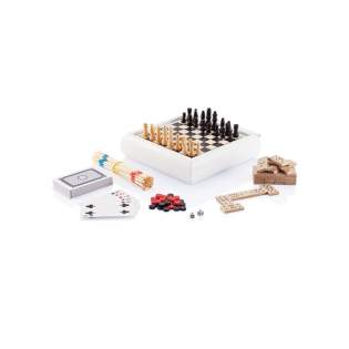 Set incluant 5 jeux: mikado, cartes, domino, échecs et backgammon. Boîte en bois de pin blanc (17x17x3.7cms), avec impression du couvercle des 2 côtés: noir/ blanc pour les échecs et noir/rouge pour le backgammon. Possibilité de marquage sur le couvercle coulissant de l’article. Emballé dans une boîte ayant une base noire et un couvercle rouge.