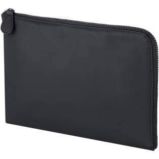 La pochette Turner est conçue à partir de matériaux durables. L'extérieur est composé de 51 % de plastique PU recyclé GRS et la doublure est composée de 100 % de RPET recyclé GRS. Cette pochette d'organisation fait exactement ce que son nom promet : il y a un compartiment pour chaque besoin. Qu'il s'agisse de câbles, d'écouteurs, de cartes, de clés, tout a sa place ! Avec une ouverture zippée des deux côtés de la pochette, il est facile d'accéder à tous les objets rangés à l'intérieur. Cette pochette d'organisation est faite pour durer, et avec son design classique et ses matériaux robustes, elle deviendra un favori. La pochette Turner est conçue à partir de matériaux durables. L'extérieur est composé de 51 % de plastique PU recyclé GRS et la doublure est composée de 100 % de RPET recyclé GRS. Cette pochette d'organisation fait exactement ce que son nom promet : il y a un compartiment pour chaque besoin. Qu'il s'agisse de câbles, d'écouteurs, de cartes, de clés, tout a sa place ! Avec une ouverture zippée des deux côtés de la pochette, il est facile d'accéder à tous les objets rangés à l'intérieur. Cette pochette d'organisation est faite pour durer, et avec son design classique et ses matériaux robustes, elle deviendra un favori.