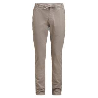 Ontdek het ultieme comfort en een tijdloze stijl met de Freehold chino, vervaardigd uit 97% biologisch katoen en 3% elastaan voor een onberispelijke stretchkwaliteit en een moderne pasvorm. De tailleband heeft een verborgen drukknoop, een trekkoord en zij-elastieken voor extra comfort. Met twee steekzakken aan de voorzijde en twee achterzakken biedt deze chino zowel stijl als functionaliteit. Met een uitgebreid assortiment aan maten, in totaal 24 verschillende maten, is er voor iedereen een perfecte pasvorm. Ontdek het ultieme comfort en een tijdloze stijl met de Freehold chino, vervaardigd uit 97% biologisch katoen en 3% elastaan voor een onberispelijke stretchkwaliteit en een moderne pasvorm. De tailleband heeft een verborgen drukknoop, een trekkoord en zij-elastieken voor extra comfort. Met twee steekzakken aan de voorzijde en twee achterzakken biedt deze chino zowel stijl als functionaliteit. Met een uitgebreid assortiment aan maten, in totaal 24 verschillende maten, is er voor iedereen een perfecte pasvorm.