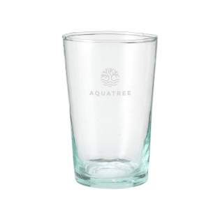 WoW! Wasserglas aus 100% recyceltem Glas. Das Glas hat einen besonderen grün-blauen Schimmer. Diese Farbe entsteht, wenn weißes Glas umgeschmolzen wird. Das Glas wird bei einer niedrigeren Temperatur verarbeitet. Das spart Energie und belastet die Luft in geringerem Maße. Da es sich um ein handgefertigtes Produkt handelt, sind kleine Luftblasen sichtbar. Außerdem können Farbe, Dicke und Größe je nach Glas variieren. Hergestellt in Marokko. Fassungsvermögen: 300 ml.