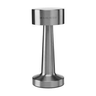 Wiederaufladbare Tischlampe von der Marke Wooosh. Die Lampe hat ein modernes Design und ist aus Metall und recyceltem ABS hergestellt. Diese stilvolle Lampe strahlt Charakter aus und passt mühelos in jeden Raum, drinnen oder draußen. Mit einer sanften Berührung des Touch-Schalters auf der Oberseite kann man ganz einfach zwischen stimmungsvollem, blauem oder weißem Licht wechseln. Die Helligkeit lässt sich mit einer längeren Berührung einstellen. Nach einer Ladezeit von 2 Stunden genießen Sie bis zu 12 Stunden lang die gewünschte Beleuchtung. Eingang: 5V/1A. Inklusive eingebautem 1200-mAh-Akku, einem USB-C-Ladekabel und Gebrauchsanweisung. RCS-zertifiziert. Gesamtes recyceltes Material: 11%. Verpackt pro Stück. Wiederaufladbare Tischlampe von der Marke Wooosh. Die Lampe hat ein modernes Design und ist aus Metall und recyceltem ABS hergestellt. Diese stilvolle Lampe strahlt Charakter aus und passt mühelos in jeden Raum, drinnen oder draußen. Mit einer sanften Berührung des Touch-Schalters auf der Oberseite kann man ganz einfach zwischen stimmungsvollem, blauem oder weißem Licht wechseln. Die Helligkeit lässt sich mit einer längeren Berührung einstellen. Nach einer Ladezeit von 2 Stunden genießen Sie bis zu 12 Stunden lang die gewünschte Beleuchtung. Eingang: 5V/1A. Inklusive eingebautem 1200-mAh-Akku, einem USB-C-Ladekabel und Gebrauchsanweisung. RCS-zertifiziert. Gesamtes recyceltes Material: 11%. Verpackt pro Stück.